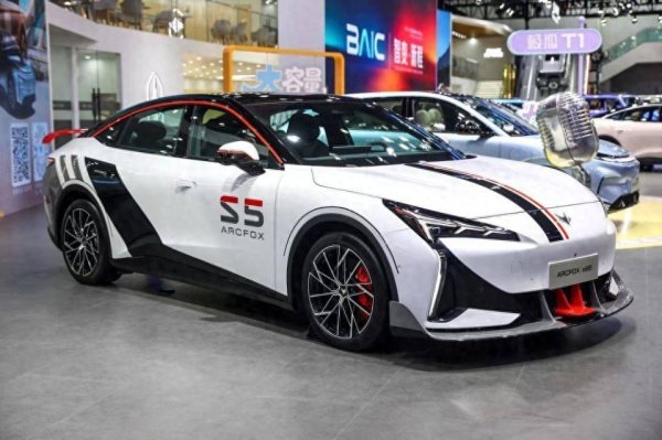 汇通资管 成都车展潮改吸睛！极狐新阿尔法 S5给出纯电轿跑的“全能答案”